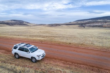 Toyota 4runner Suv bir toprak yol üzerinde