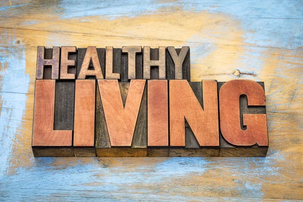 Healthy living banner in wood type — Stock Photo, Image