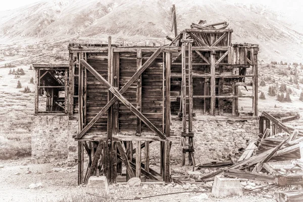 Ruiny kopalni złota w górach skalistych — Zdjęcie stockowe