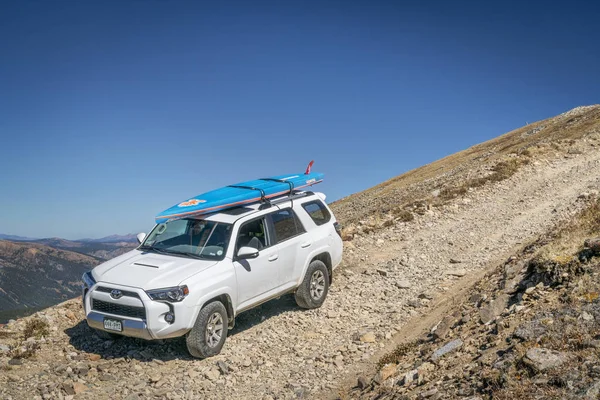 Toyota 4runner позашляховик з paddleboard — стокове фото