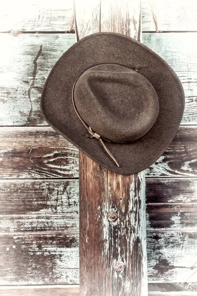 Fieltro sombrero de vaquero en una valla de corral —  Fotos de Stock