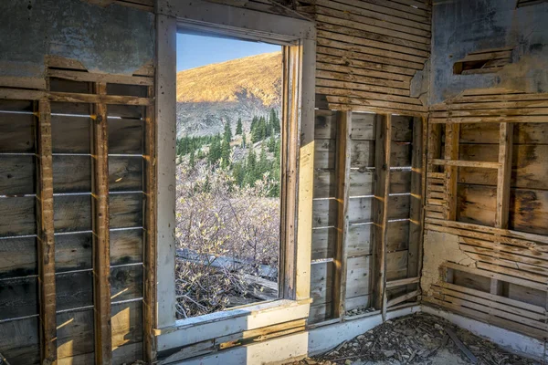 Mountain view through cabin door — Stock Photo, Image