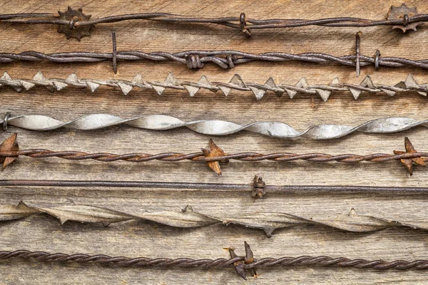 Збірка старовинного колючого дроту — стокове фото