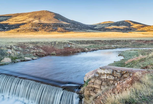 Water cascading over a dam — Stock Photo, Image