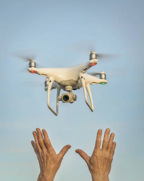 Phantom 4 pro Kvadrokoptéra drone flying — Stock fotografie