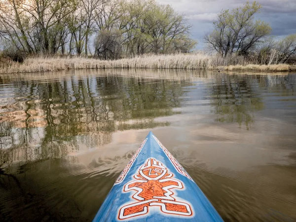 Stand up paddling på springtime — Stockfoto