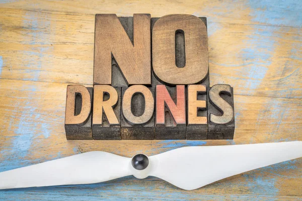 Geen drones teken of banner in houtsoort — Stockfoto