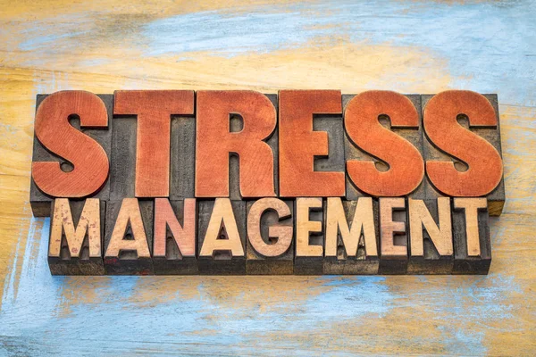 Resumo palavra gestão de estresse no tipo de madeira — Fotografia de Stock