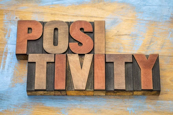Palabra positividad abstracta en madera tipo —  Fotos de Stock