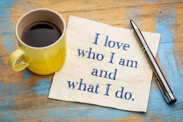 Positive Affirmationsworte auf Serviette — Stockfoto