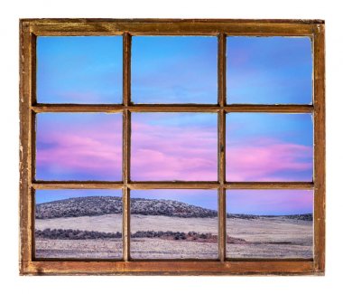 Colorado günbatımı gökyüzü olarak eski pencereden görüldü