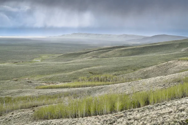 雨和乌云笼罩在科罗拉多州北部公园 — 图库照片