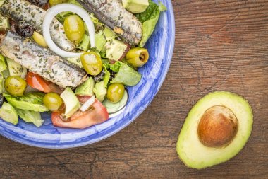 Avokado salatası sardalya