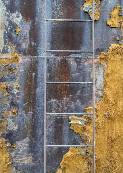 Scala in metallo sul vecchio serbatoio dell'acqua — Foto Stock