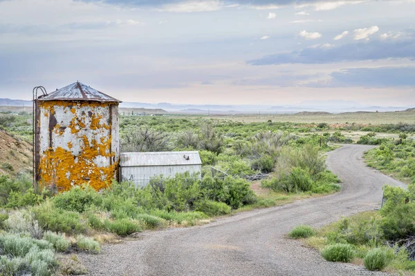 Oude watertank vallende korstmossen — Stockfoto