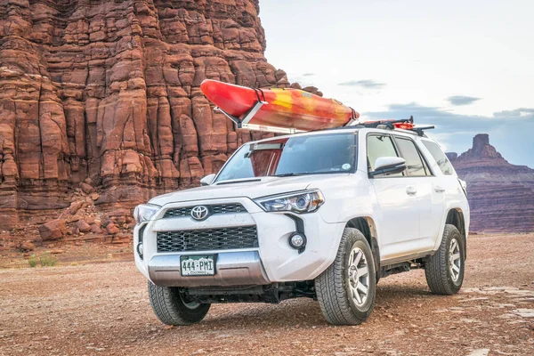 Toyota 4runner Suv bir çöl izinde çatıda bir kayık ile — Stok fotoğraf