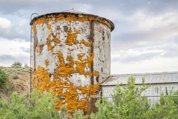 Oude watertank vallende korstmossen — Stockfoto