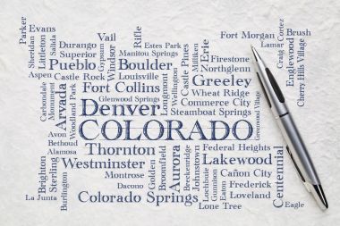 Colorado kelime bulut lokta kağıt üzerinde büyük şehirler