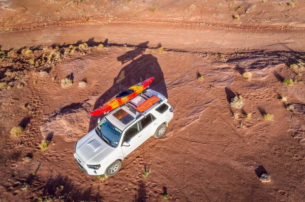 Toyota 4runner Suv z kajak na dachu na pustyni szlak — Zdjęcie stockowe