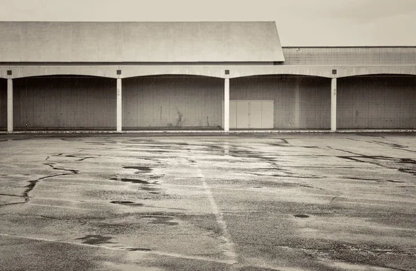 Empty parking lot of a shut down mall — Stock Photo, Image