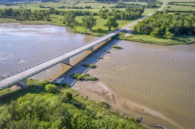 Nebraska kum tepelerinde Niobrara Nehri'nin havadan görünümü