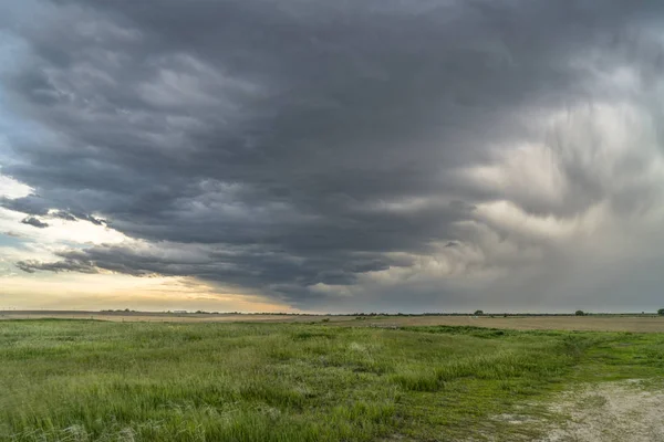 Fortes nuvens de tempestade e chuva sobre Nebraska — Fotografia de Stock