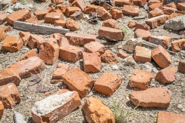 kırık tuğla ve çöp kutusu