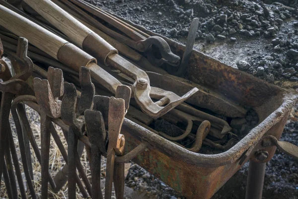 Vintage Tangen en andere hulpmiddelen van de smid — Stockfoto