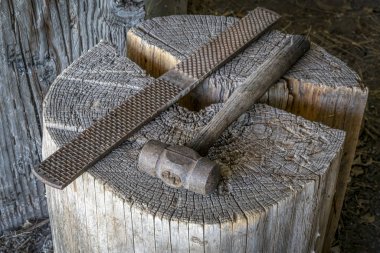 Vintage dosya ve çekiç bl, acksmith atölye içinde