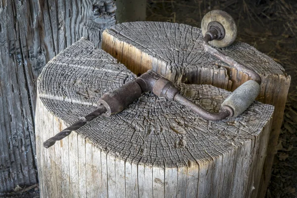 Винтажная ручная дрель — стоковое фото