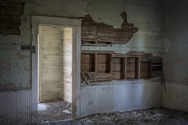 Arruinado interior de una vieja casa abandonada de la escuela —  Fotos de Stock