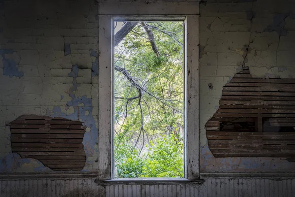 Vista de la ventana desde la escuela abandonada — Foto de Stock