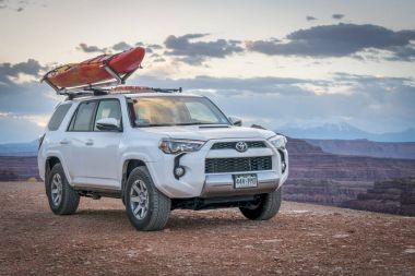 Toyota 4runner Suv bir kanyon izinde çatıda bir kayık ile