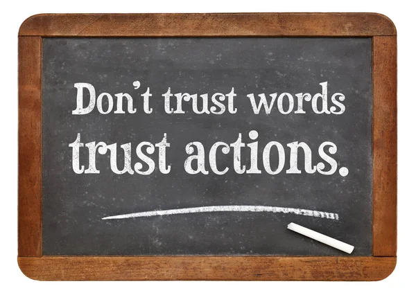Vertrauen Sie Taten, nicht Worte Tafel Zeichen — Stockfoto