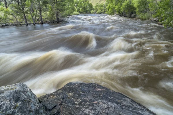 Voorjaar afvoer van Poudre rivier in Colorado — Stockfoto