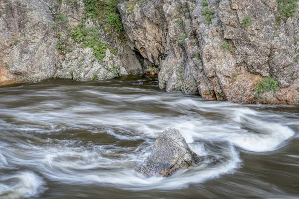 Ruscellamento primaverile del fiume Poudre in Colorado — Foto Stock