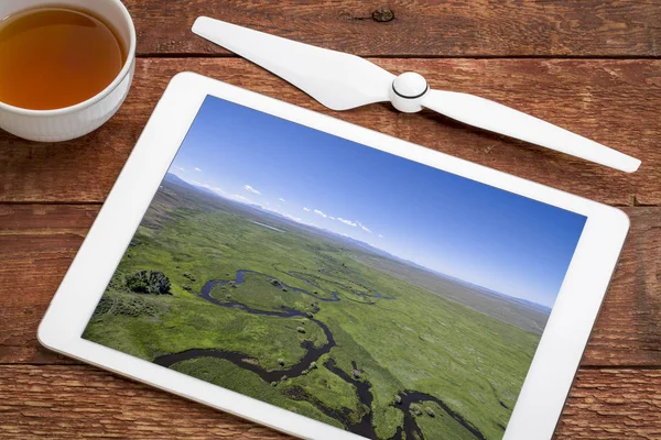 River meanders in a wide mountain valley — Stock Photo, Image