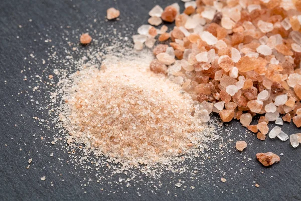 Fina och grova rosa Himalaya salt — Stockfoto