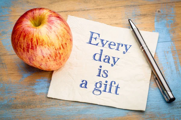 Every day is a gift inspiraitonal reminder — Stock Photo, Image