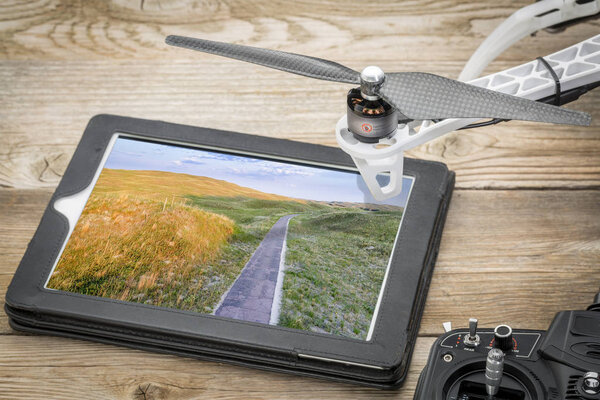 Узкая однополосная дорога в Небраске Сэндхиллс
