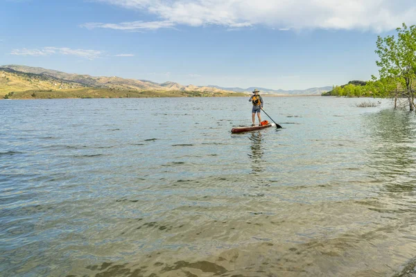 Stå upp paddleboard på sjön i Colorado — Stockfoto