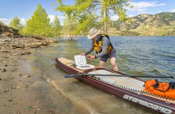 Przygotowując wyprawę wstać paddleboard na wycieczkę — Zdjęcie stockowe