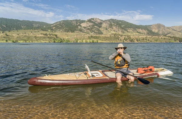 Preparing expedition stand up paddleboard for a trip — Stock Photo, Image