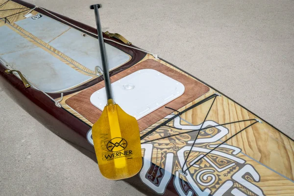 Preparing expedition stand up paddleboard for a trip — Stock Photo, Image