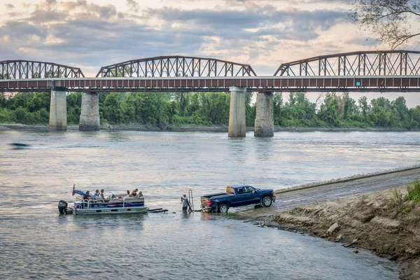 Missouri River en motorboot bij een helling — Stockfoto