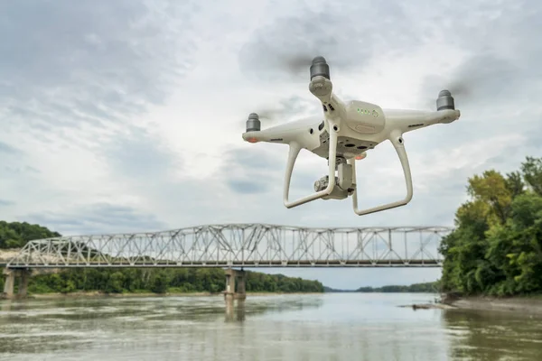 Folyó felett repülő fantom quadcopter drone — Stock Fotó