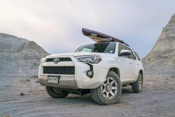 Toyota 4runner cipin içinde Kanasas badlands — Stok fotoğraf