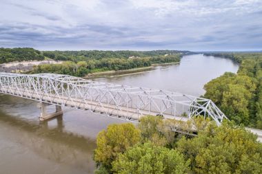 Missouri Nehri Köprüsü havadan görünümü