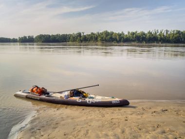 Missouri Nehri 340 yarışta paddleboard ayağa