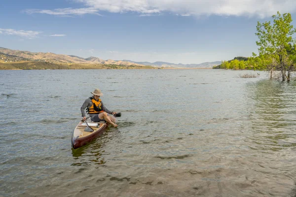 Colorado 'daki gölün üzerinde ayakta duran bir sörf tahtası